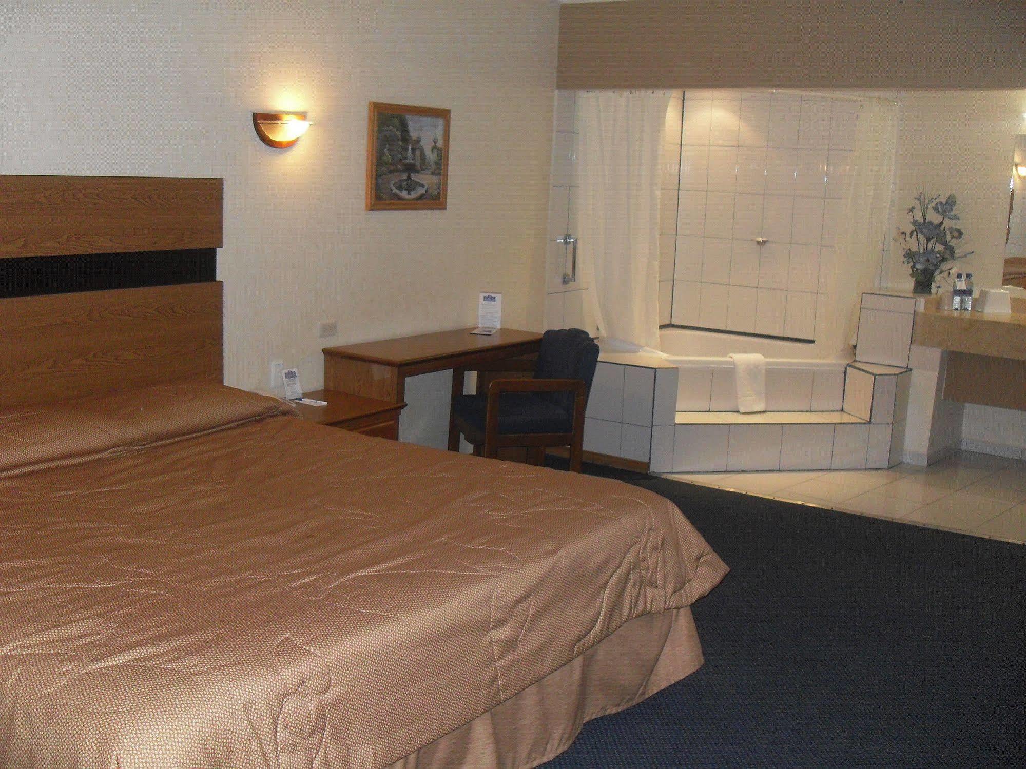 American Inn Hotel & Suites Parral Bagian luar foto